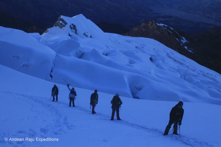 andinistas subiendo a la cumbre del Nevado Vallunaraju