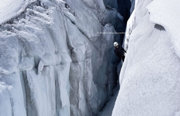 Practice in mountain rescue crevasse