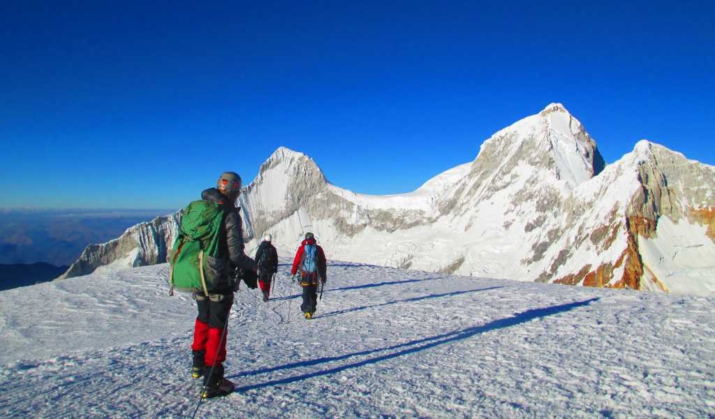 Descenso de la cumbre del Nevado Pissco